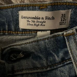 Abercrombie curve love ultra high rise 90’s straight jean size 12